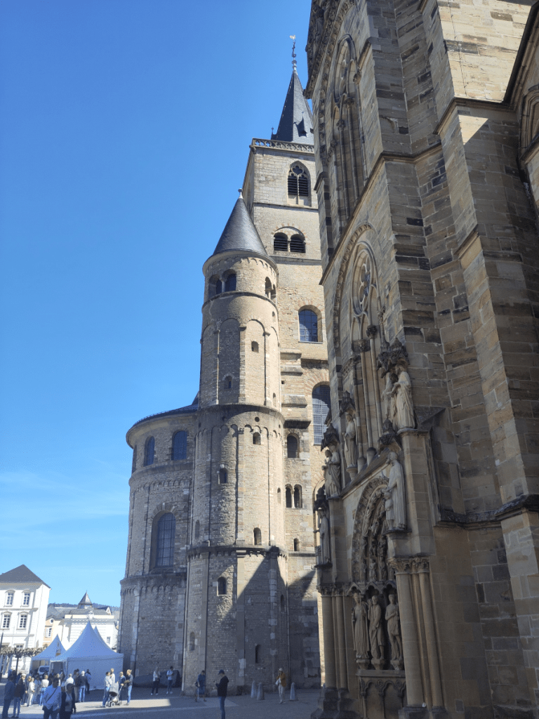 Dom und Liebfrauenkirche seitlich