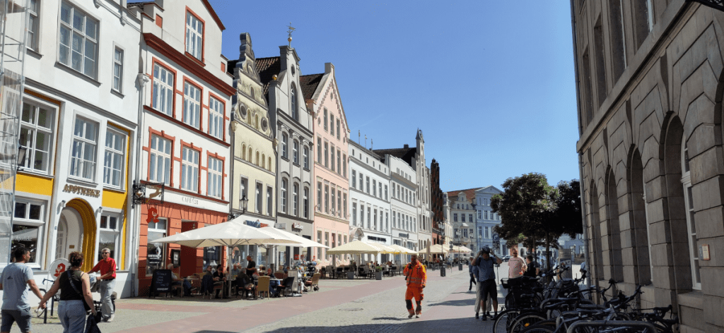 Straße mit schönen Giebelhäusern in Wismar