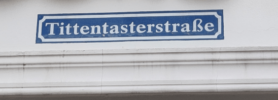 Straßenschild "Tittentasterstraße"