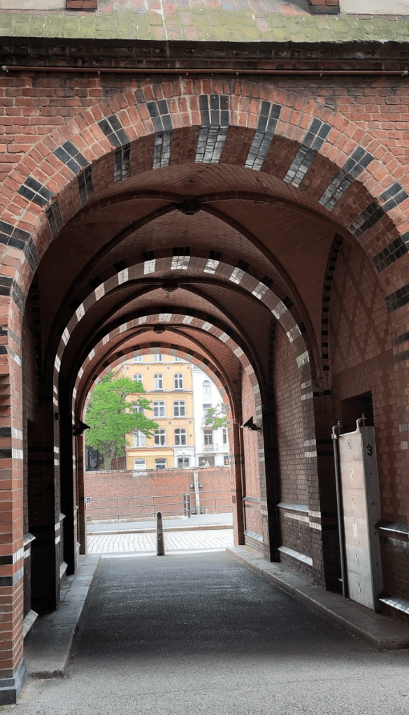Dekorativer Torbogen in der Speicherstadt