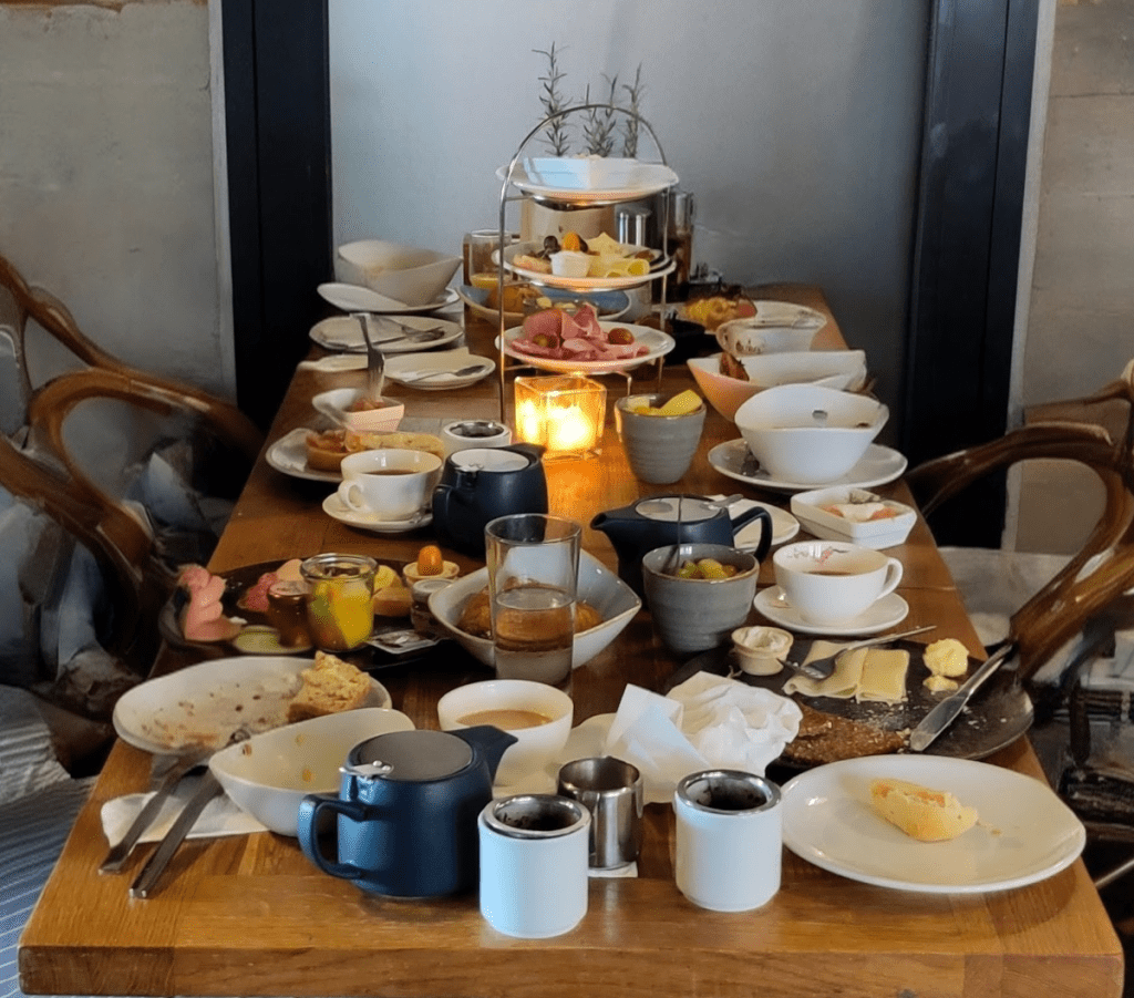 Frühstück im Wasserschloss