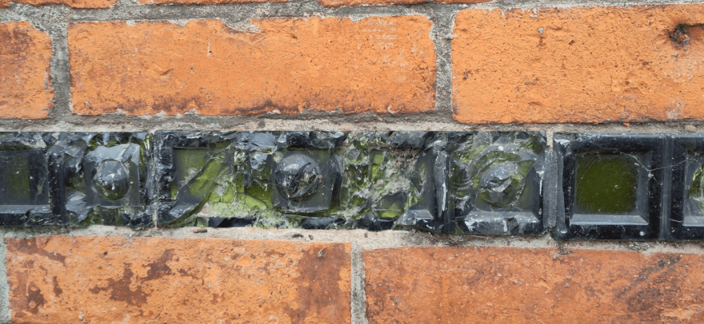 Glasdeko an Backsteinwand