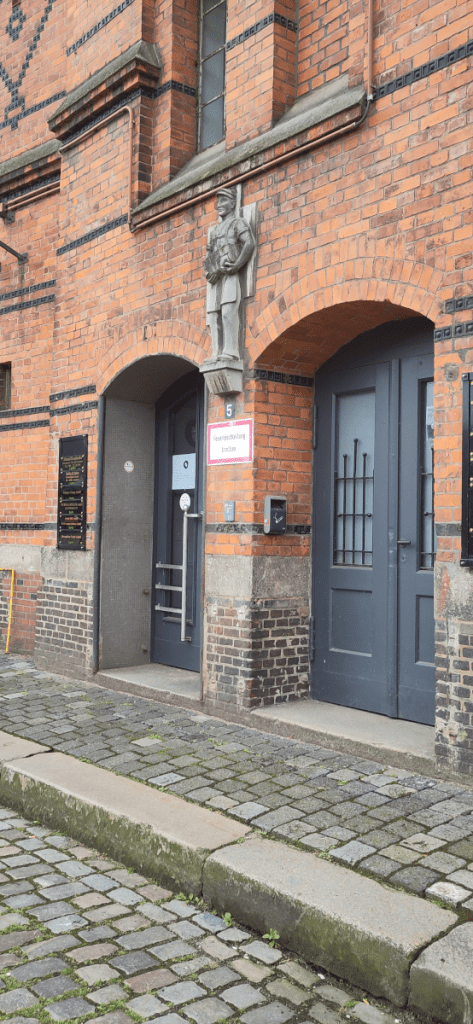 Hamburg Hausfassade mit Hafenarbeiter-Statue