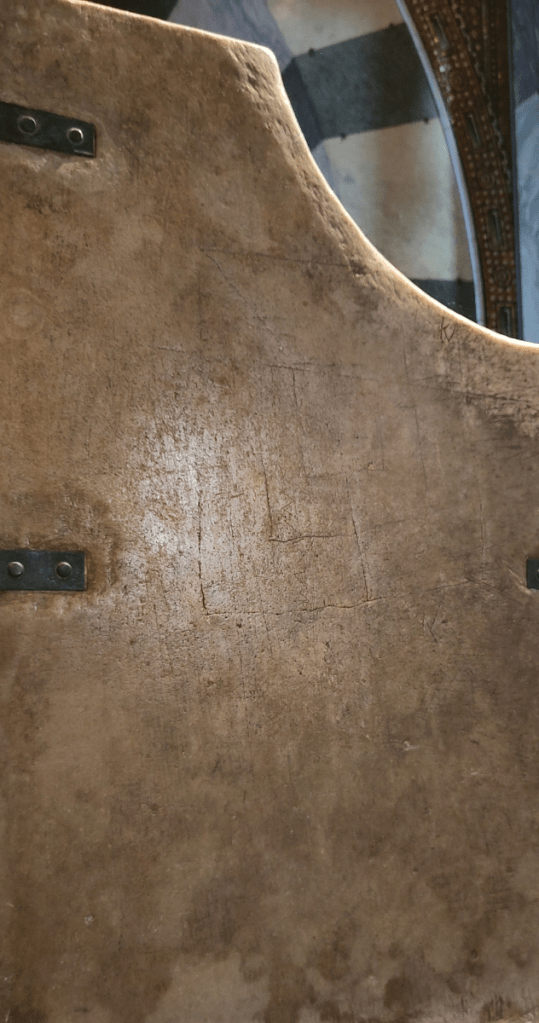 Aachener Dom Krönungsthron mit Spielfeld