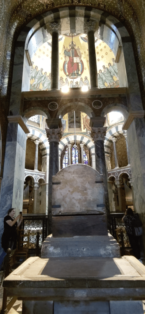 Aachener Dom Blick vom Thron