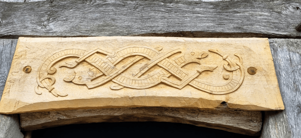 Dekoration an einem Wikingerhaus