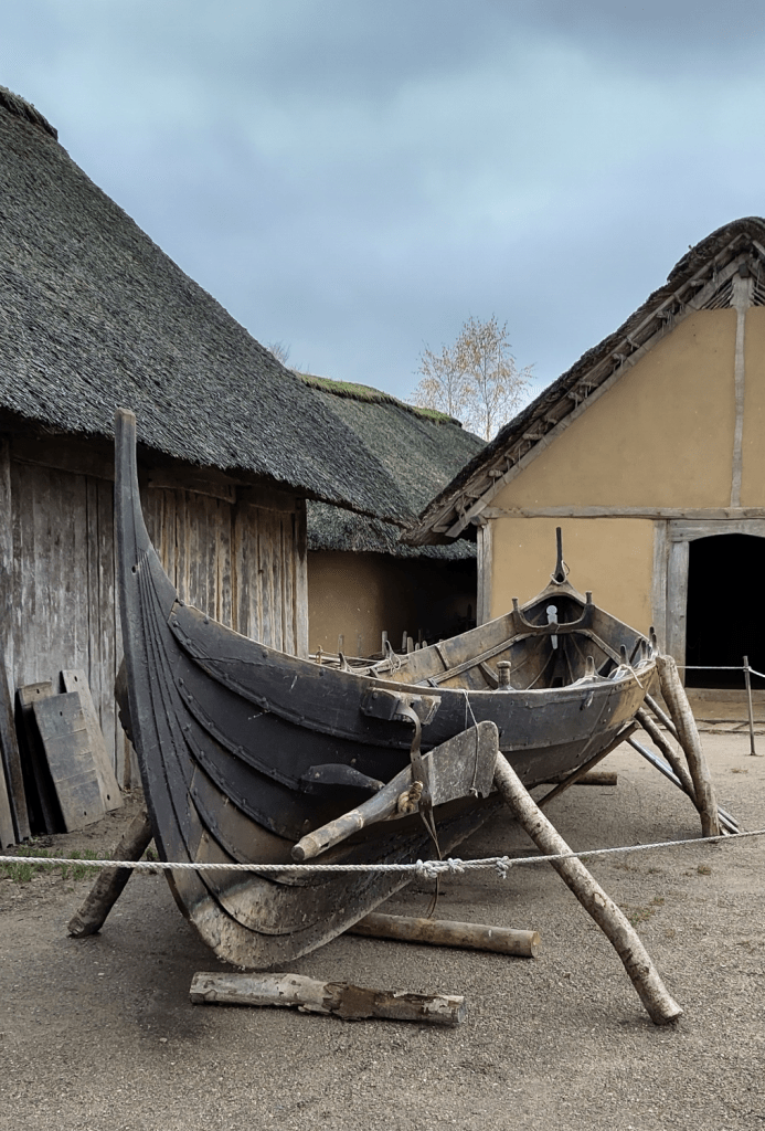 Boot vor dem Haus des Schuhmachers